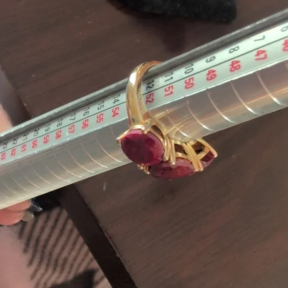 Elegant Gold and Red Gemstone Ring - Picture 3 of 8